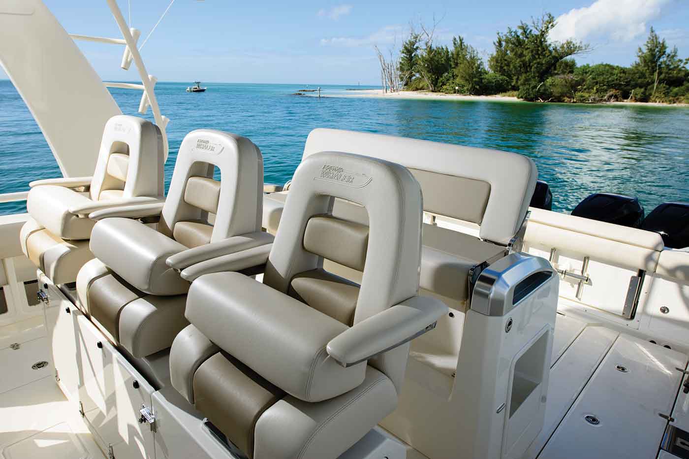 Boston Whaler 420 Outrage Gallery 3